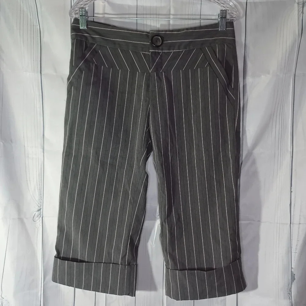 Dolled Up Gray And Pink Pin Striped 90โs Y2K Office Siren Capri Pants